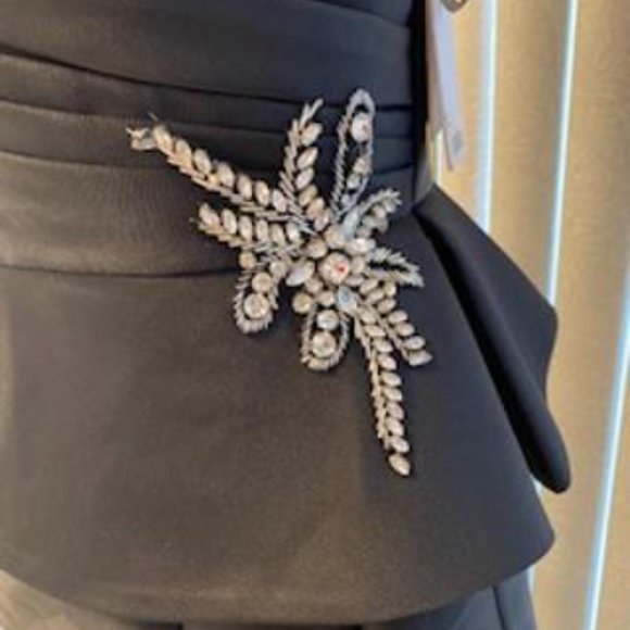 STUNNING BLACK SATIN STRAPLESS EMBELLISHED FORMAL GOWN SIZE 20 - Picture 10 of 10